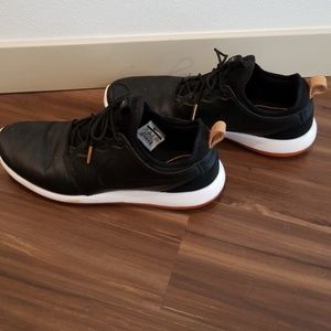 Size 9.5 mens Nike leather shoes w/ gold tip laces